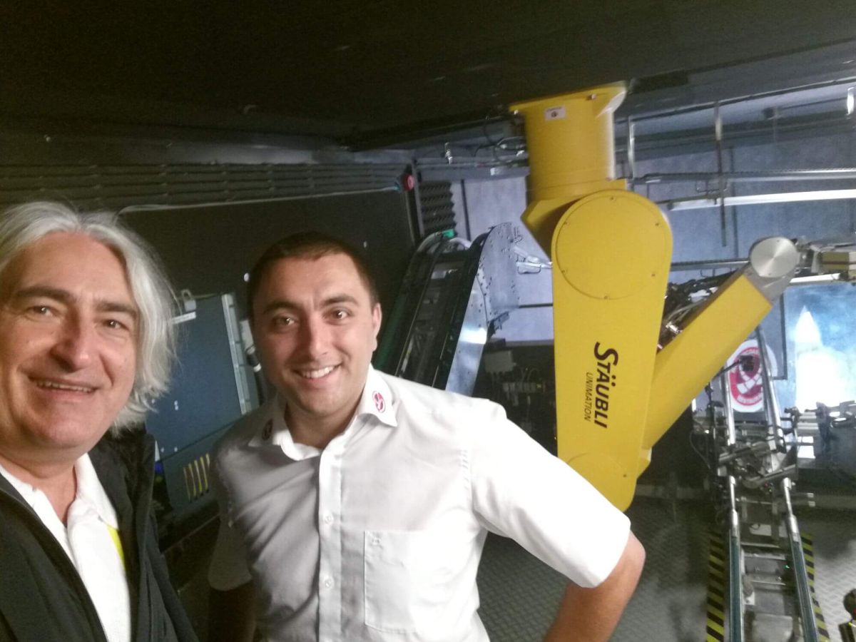 Martin Yakimov und Thomas Rihl vor einem der Service-Roboter.