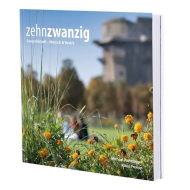 Das Buch zehnzwanzig Leopoldstadt – Mensch & Bezirk. Das Cover zeigt Blumen und im Hintergrund ein Paar auf einer Wiese und einen Flakturm.