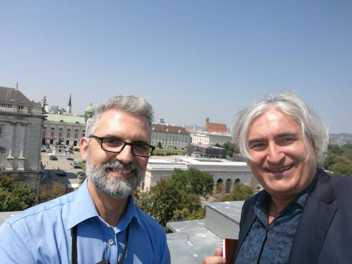 Selfie: Wolfgang Tobler und Thomas Rihl auf dem Dach des Weltmuseums.