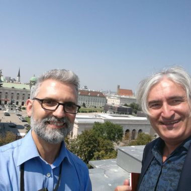 Selfie: Wolfgang Tobler und Thomas Rihl auf dem Dach des Weltmuseums.