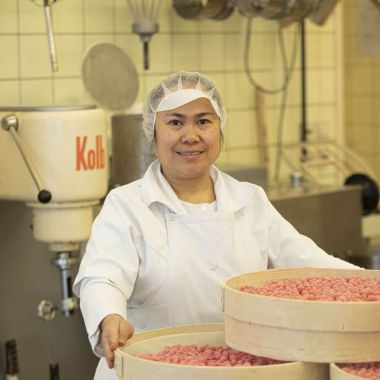 Cherry Love hat in der Schokoladenmanufaktur Altmann & Kühne ihre neue berufliche Heimat gefunden.