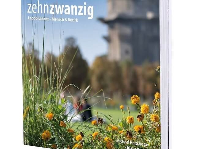 Das Buch zehnzwanzig Leopoldstadt – Mensch & Bezirk. Das Cover zeigt Blumen und im Hintergrund ein Paar auf einer Wiese und einen Flakturm.