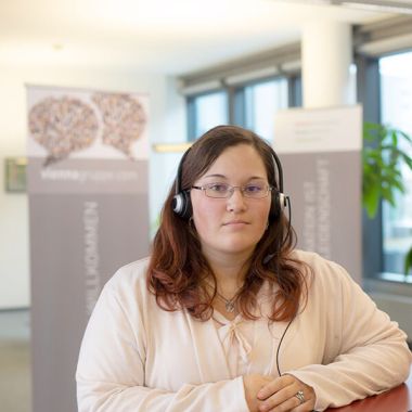 Natascha Zidek im Büro mit Headset.