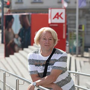 Alfred Joch vor dem AK Logo vor dem Gebäude.