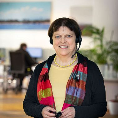 Gabriela Schlögl im Call Center mit Headset.