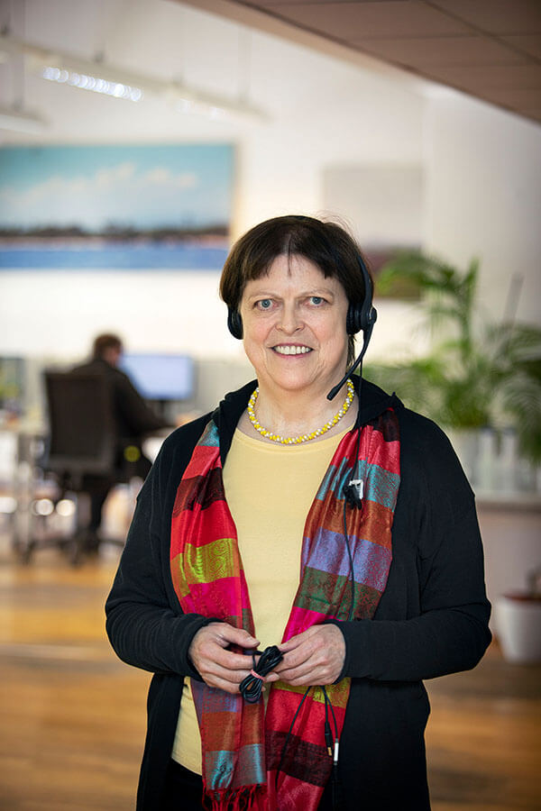 Gabriela Schlögl im Call Center mit Headset.