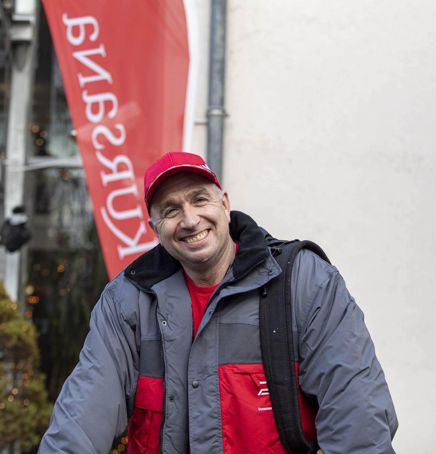 Martin Schober posiert vor dem Eingang der Seniorenresidenz Kursana für ein Foto.