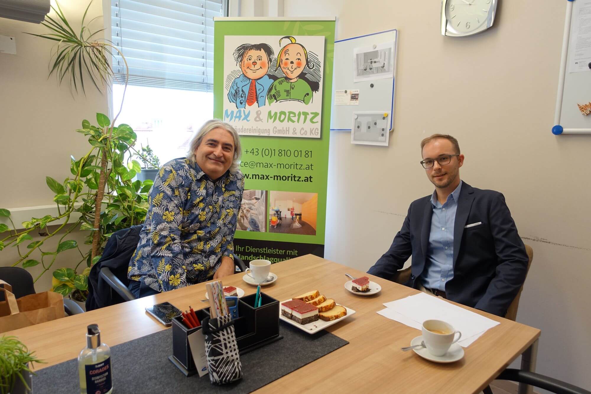Rene Holubar und Thomas Rihl an einem Tisch im Büro von Rene Holubar.
