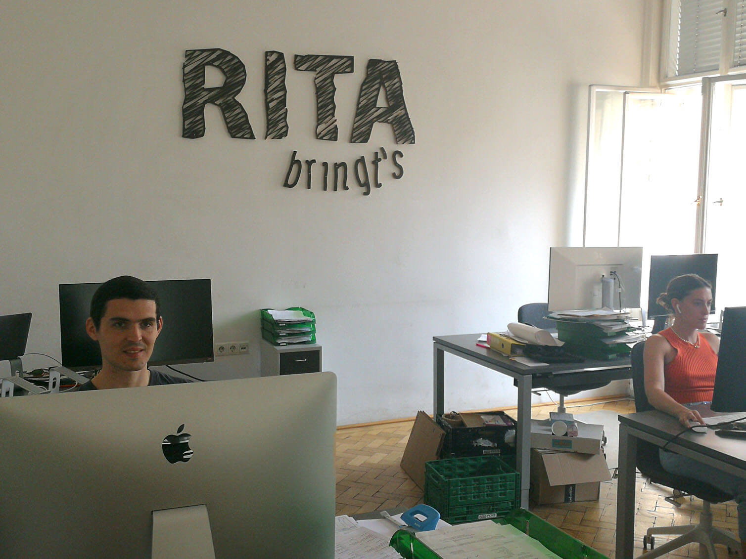 Mitarbeiter im Büro der Rita kocht gesund GmbH
