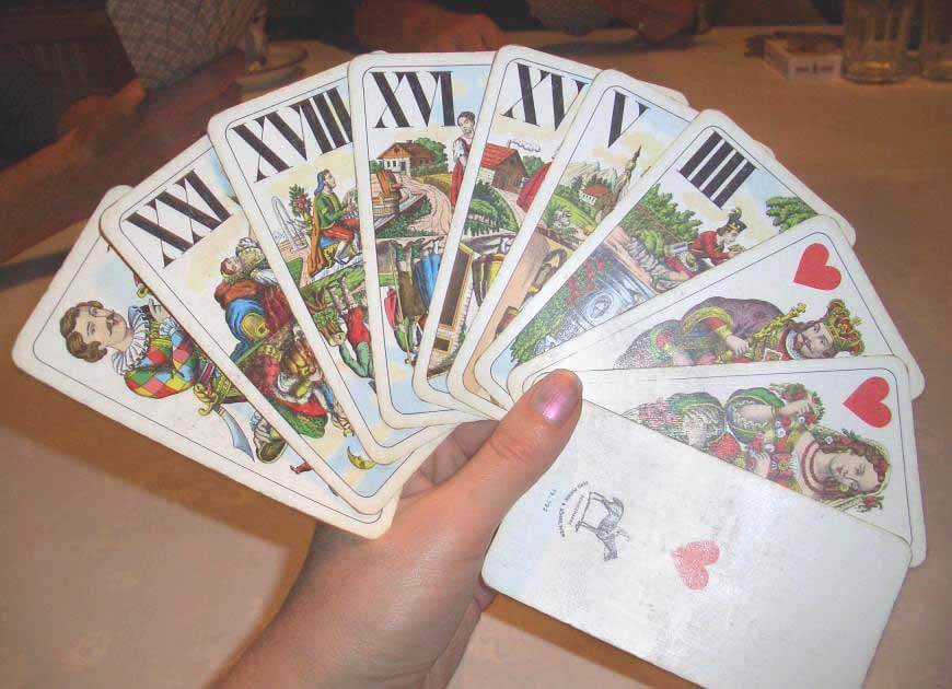 Tarockkarten in der Hand einer Spielerin